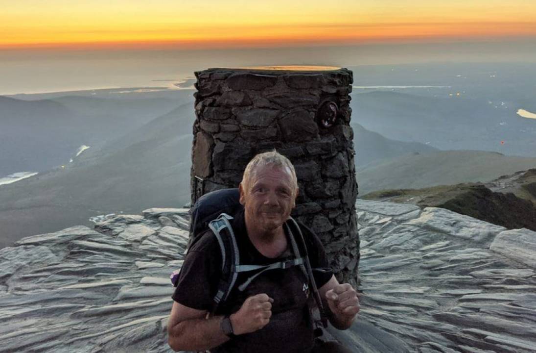Amputee crawls for 13-hour to reach mountain summit